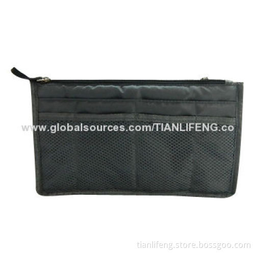 Travel toiletry bag for easy-carry